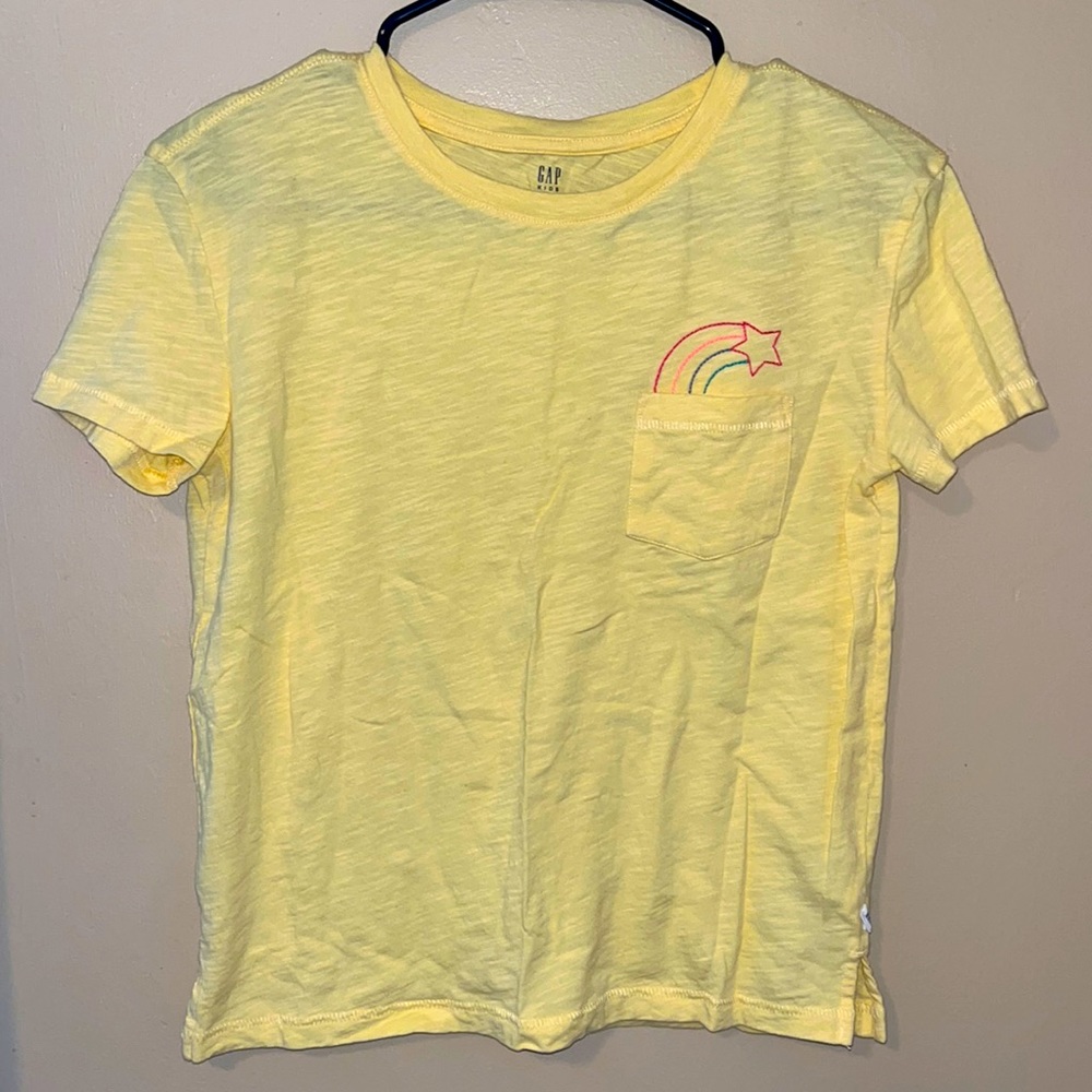 Gap T-shirt with embroidered shooting star on picket.